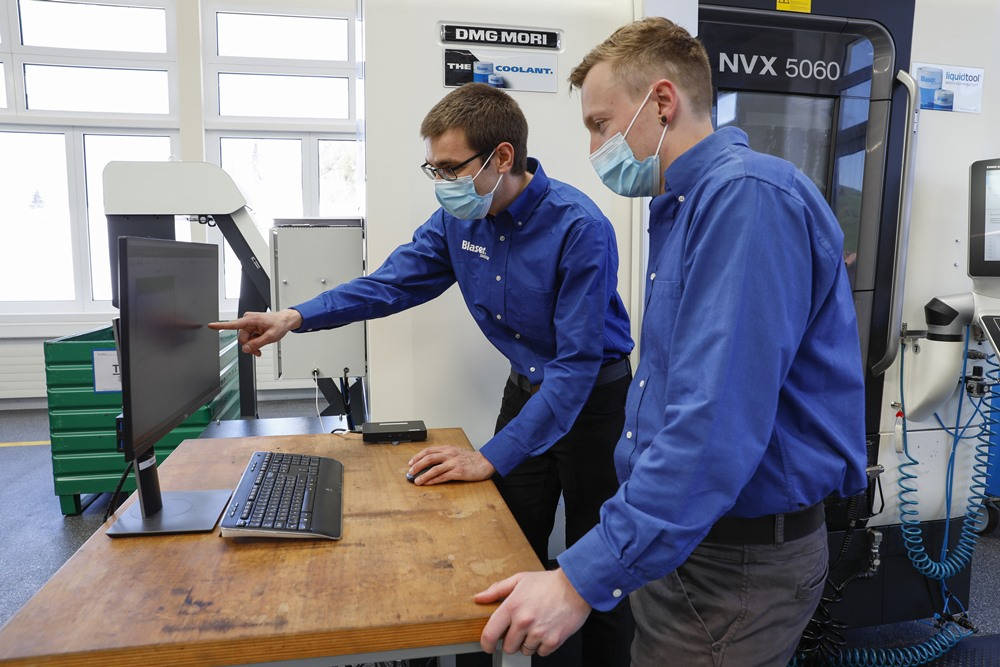 Dr. Linus Meier und Tobias Mathys im Technologiecenter von Blaser Swisslube