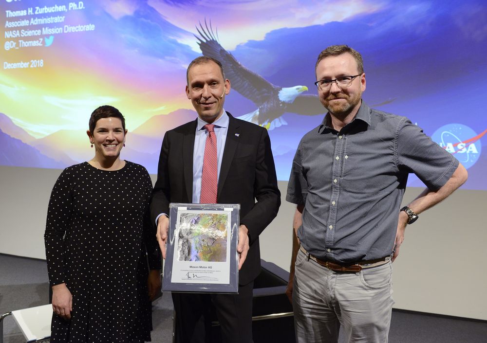 NASA-Forschungsdirektor Thomas Zurbuchen (Mitte) überreicht Mitgliedern des Maxon SpaceLabs eine Anerkennungsplakette für die Beiträge zur Mars2020 Mission.